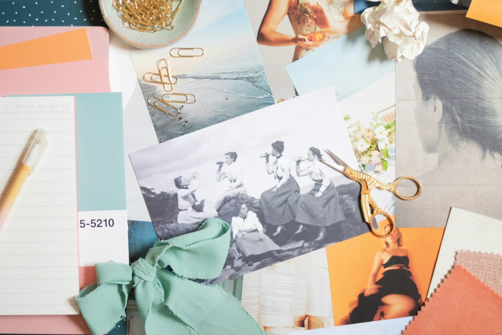 Bacheca di ispirazione con foto, tessuti e campioni di colore, come una bacheca di Pinterest