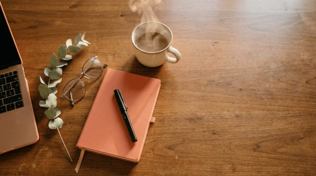 Scrivania con quaderno, laptop e tazza, cosa serve per vendere corsi online