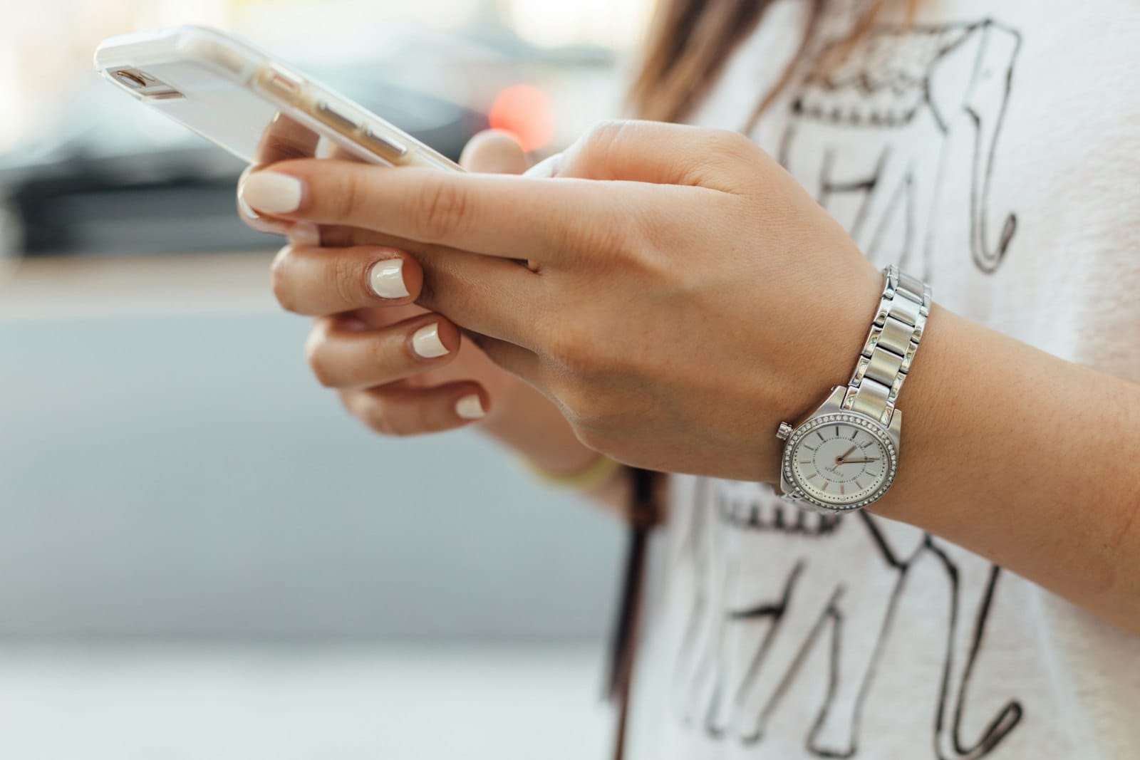 Mani di una donna che scrive un messaggio sul telefono: le domande frequenti sul profilo Instagram