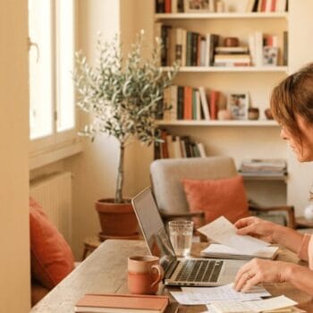 Donna che organizza i task del suo business decidendo cosa delegare all’AI e cosa tenere