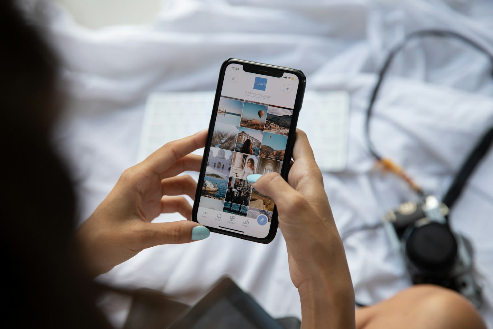 Mani che scorrono un profilo Instagram sul telefono: trovare clienti su Instagram parte da chi arriva sul profilo
